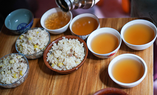 Mùa xuân, khi gia súc không còn nhiều sữa, trà đen thịnh hành nhất. Món trà này có thể được hiểu đơn giản là trà sữa không có sữa, mang đến một hương vị thanh hơn cho món trà sữa nguyên bản béo ngậy. Ảnh: Eat Drink KL.