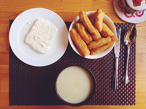 Đông đến, người Mông Cổ sẽ sử dụng trà sữa mặn, một loại thức uống nóng hổi, béo ngậy rất thích hợp trong thời tiết giá lạnh. Ảnh: Ublife.