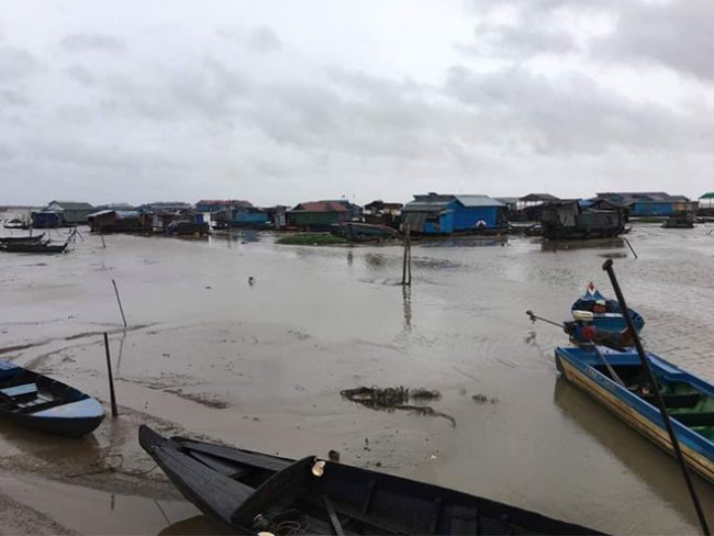 Làng nổi Chong Khneas của Việt kiều ở Biển Hồ, Siem Reap, Campuchia “mắc cạn” dù đang là mùa mưa. Ảnh: Nguyễn Minh Luân