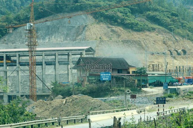 Nhà máy thủy điện Khe Thơi ở xã Lạng Khê, huyện Con Cuông đang thi công