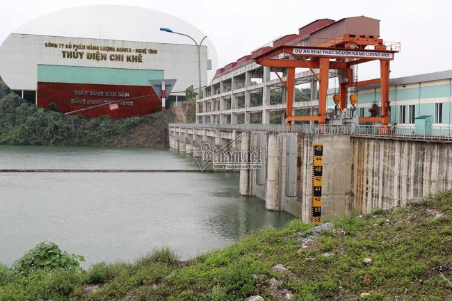 Nhà máy thủy điện Chi Khê, xã Chi Khê, huyện Con Cuông nằm sát quốc lộ 7A ngăn dòng sông Lam