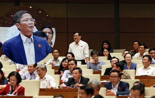 ĐBQH Nguyễn Hữu Cầu chất vấn Bộ trưởng Công thương Trần Tuấn Anh (ảnh nhỏ) ngày 30/10/2018. Ảnh: Quang Khánh