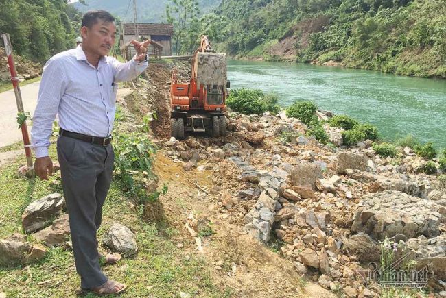 Chủ tịch UBND xã Lượng Minh (huyện Tương Dương) Vi Văn Phúc nói về hơn 60 ngôi nhà bị sụp đổ khi thủy điện xả lũ...