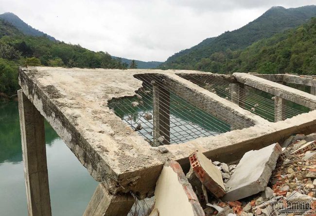 Nước lũ cuốn và làm đổ sập nhiều ngôi nhà tại xã Lượng Minh