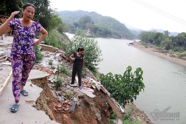 Nhiều nhà dân ở xã Xá Lượng (huyện Tương Dương) bị nước lũ cuốn trôi chưa được đền bù thỏa đáng, phải sống tạm