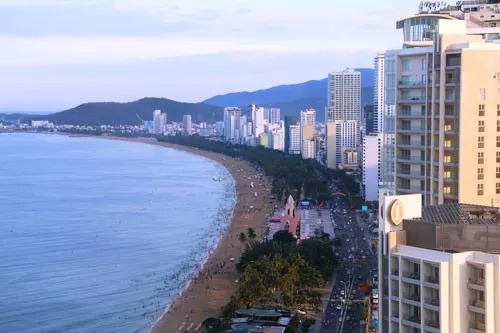 Ven biển Nha Trang đang bị nén bởi nhà cao tầng và mật độ xây dựng cao Ảnh: KỲ NAM