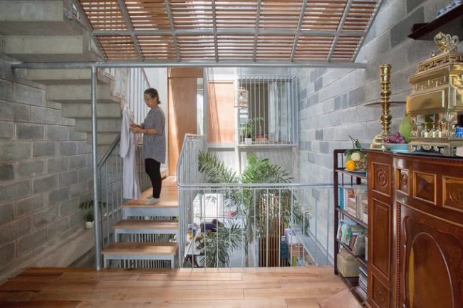 Phòng thờ được đặt ở trung tâm ngôi nhà, tại tầng hai, giữa hai khoảng thông tầng, như cách gia đình muốn đề cao và lưu giữ truyền thống.