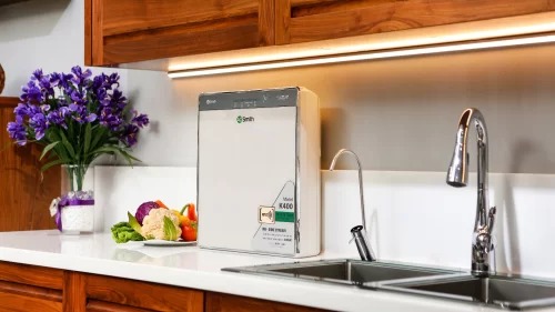 Máy lọc nước A. O. Smith model K400 thiết kế siêu mỏng 16,1cm, mặt gương sang trọng, cùng vòi nước điện tử hiện đại, thích hợp cho căn hộ cao cấp. 