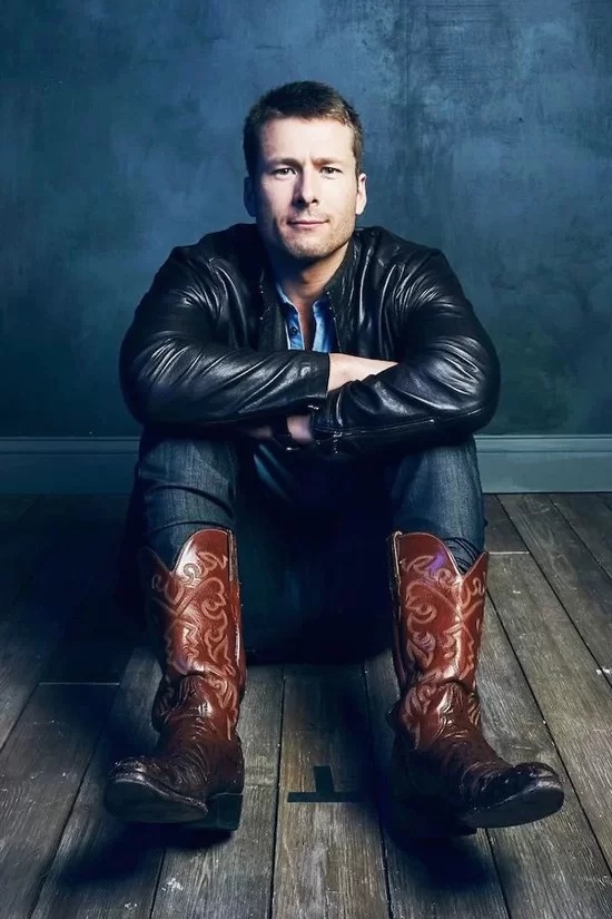 Glen Powell, sinh năm 1988, bắt đầu sự nghiệp điện ảnh với những vai phụ trong các "bom tấn" Batman: The Darknight Rises và The Expendables 3. Năm 2015, anh có vai diễn đột phá trong series hài Scream Queens của đài FOX. Gần đây, Glen góp mặt trong nhiều dự án ăn khách như phim Hidden Figures, series Set It Up của Netflix. Anh hiện tham gia đóng "bom tấn" Top Gun: Maverick cùng tài tử Tom Cruise.