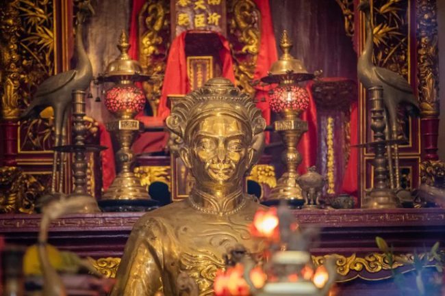 Bàn thờ giữa chính điện là tượng Tả quân Lê Văn Duyệt, được đúc bằng đồng nguyên chất dựa trên mẫu chân dung của ông in trên tờ tiền 100 đồng lưu hành tại Sài Gòn trước năm 1975. Đức Tả quân sinh năm 1764, mất năm 1832, là một trong những bậc khai quốc công thần của triều Nguyễn. Sinh thời, ông là một vị quan thanh liêm, đức độ và được nhân dân mến mộ gọi là "Ông Lớn Thượng". Công trạng của ông được vua Gia Long ban cho nhiều đặc ân như "Nhập triều bất bái" (vào triều không phải quỳ lạy) và "Tiền trảm hậu tấu" (chém trước tâu sau).