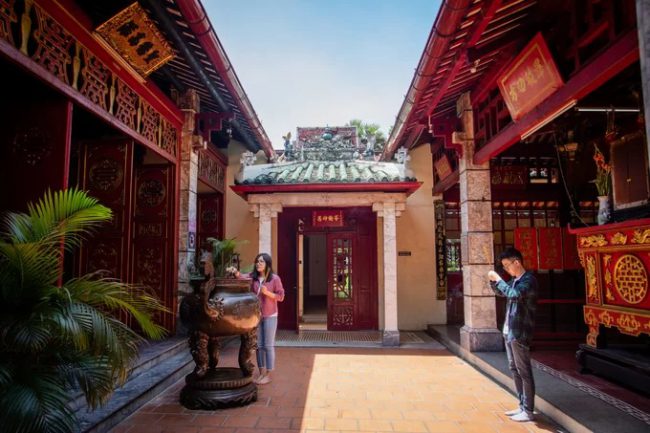 Bạn trẻ thắp nhang tại sân thiên tĩnh (giếng trời), nơi nối trung điện và chính điện của lăng. Thống kê của Ban quản lý di tích, trung bình mỗi ngày lăng đón từ 100 - 200 khách trong nước và quốc tế, riêng vào lễ tết, trên 100.000 người tới tham quan, viếng cảnh.