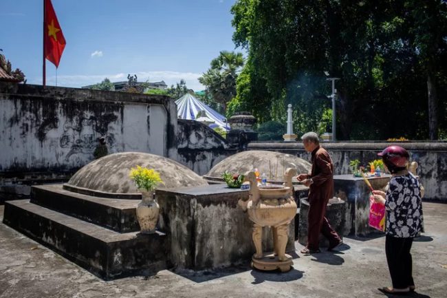 Mộ phần Tả quân Lê Văn Duyệt và phu nhân Đỗ Thị Phẫn là nơi có giá trị và kiến trúc cổ nhất khu di tích. Toàn thể khu mộ được xây bằng hợp chất ô dước cổ xưa. Hai ngôi mộ đặt song song và được cấu tạo giống nhau, có hình dạng như nửa quả trứng úp trên bệ lớn hình chữ nhật. Vì thế ngày nay, việc phân biệt mộ Ông và mộ Bà còn nhiều tranh cãi.