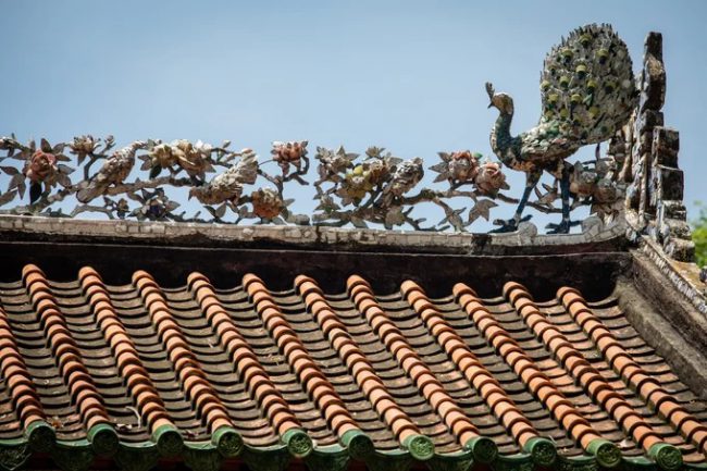 Trên nóc miếu thờ còn được trang trí bằng hình ảnh nhiều loài vật và họa tiết khác nhau như chim trĩ, công, hoa sen, hoa mẫu đơn... để thể hiện những đề tài mang tính hiện thực, gần gũi với cuộc sống con người.