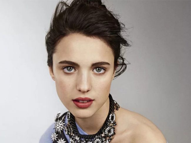 Margaret Qualley, sinh năm 1994, là con gái của Andie MacDowell - minh tinh từng đóng phim Sex, Lies, and Videotape (1989), Groundhog Day (1993). Năm 2013, cô ghi dấu ấn trong làng điện ảnh sau vai Jill trong series The Leftovers của HBO. Gần đây, Margaret liên tiếp góp mặt trong các dự án điện ảnh như Once Upon A Time In Hollywood, My Salinger Year... Margaret hiện có cơ hội tranh giải Emmy đầu tiên vào tháng 9 với vai phụ trong series Fosse/Verdon.