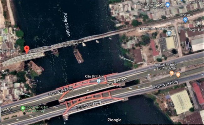 Cầu sắt Bình Lợi nằm cạnh cầu Bình Lợi hoàn thành năm 2013. Ảnh: Google Maps.
