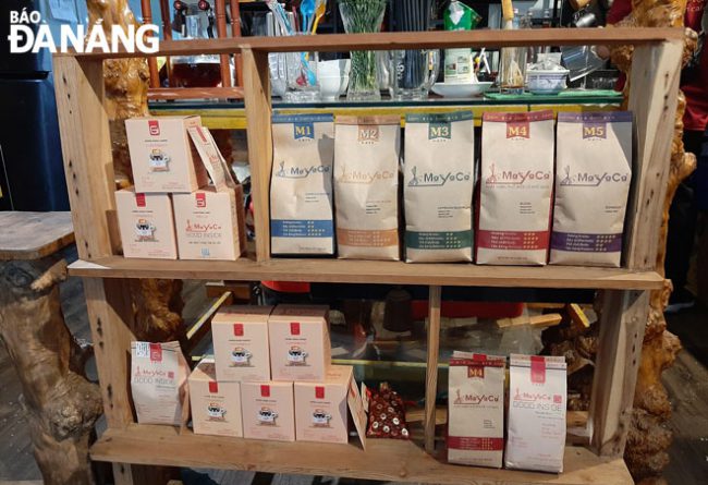 Cần có tiêu chí cụ thể và tuyên truyền mạnh hơn về các sản phẩm, thương hiệu thuần Việt. Trong ảnh: Sản phẩm cà-phê sạch Mayaca của Công ty TNHH Cà-phê Mayaca Đà Nẵng.