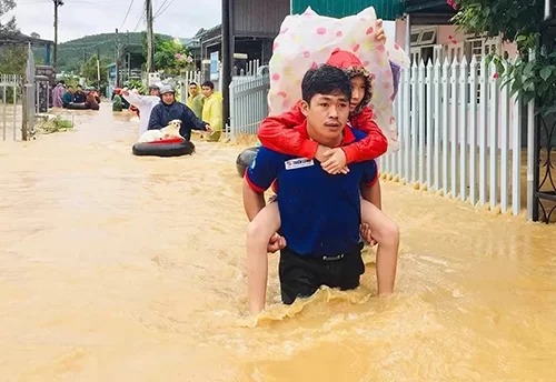 Người dân TP Bảo Lộc chạy lũ hôm 8/8. Ảnh: Hoài Thanh.