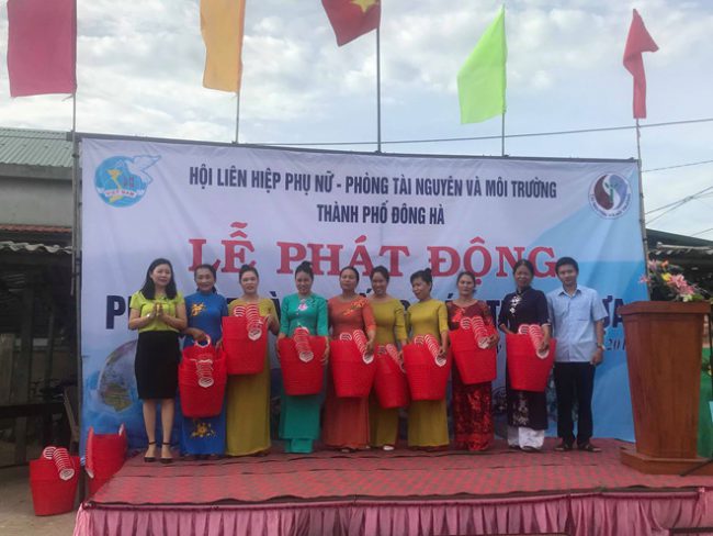 Nhiều phụ nữ được tặng làn nhựa tại lễ phát động phong trào chống rác thải nhựa ở chợ Trung Chỉ vào tháng 6.2019. ẢNH: P.T.H