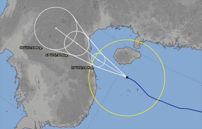 Dự báo hướng đi và thời gian đổ bộ vào các tỉnh miền Trung của đài dự báo Nhật Bản, sáng 29/8.