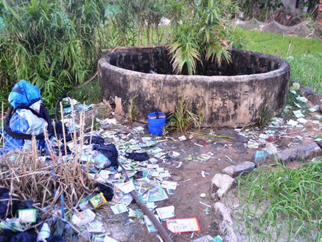 Rác ở một giếng nước trên đảo H.DANH
