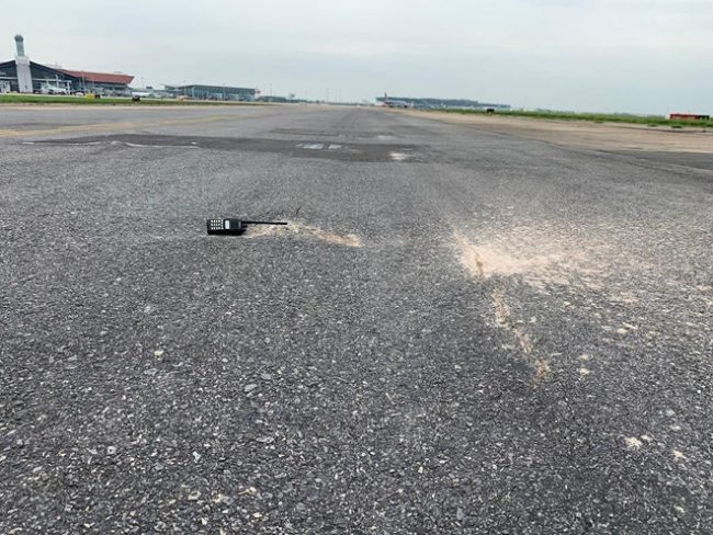 Những ổ gà trên đường lăn S3. (Ảnh: PLO)