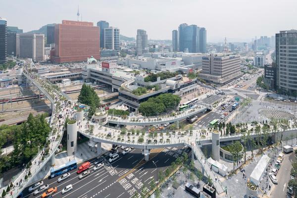 Nhiều cây trồng được bố trí trên đường tạo khoảng xanh.