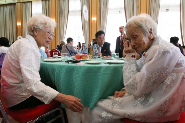 Bà Cho Hye-do (86 tuổi, Hàn Quốc) gặp chị gái người Bắc Triều Tiên Cho Sun-do, 89 tuổi, trong một cuộc họp mặt gia đình liên Triều năm 2018. Ảnh: EPA-EFE.
