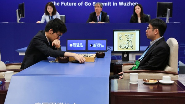 Kỳ thủ Ke Jie bất lực trước AlphaGo. Ảnh: Reuters