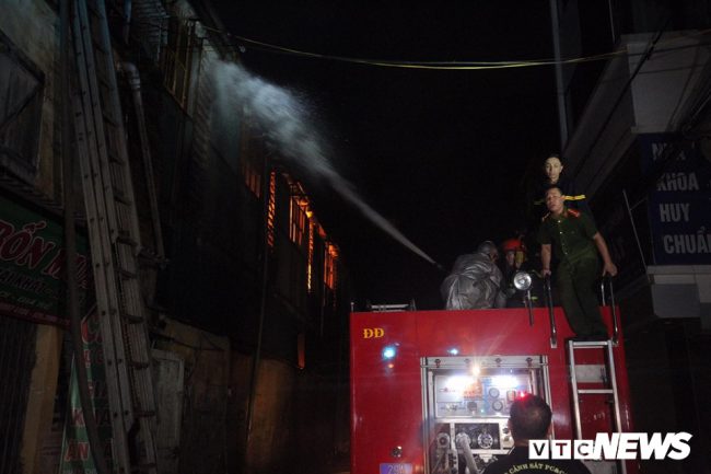 Xe chữa cháy được huy động đến hiện trường.
