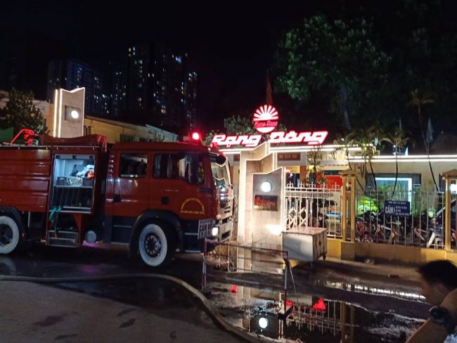 Gần 50 xe chữa cháy được huy động đến hiện trường.