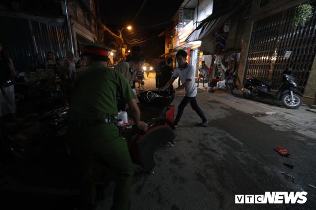 Lực lượng công an được huy động giúp đỡ người dân sơ tán tài sản và điều tiết giao thông.