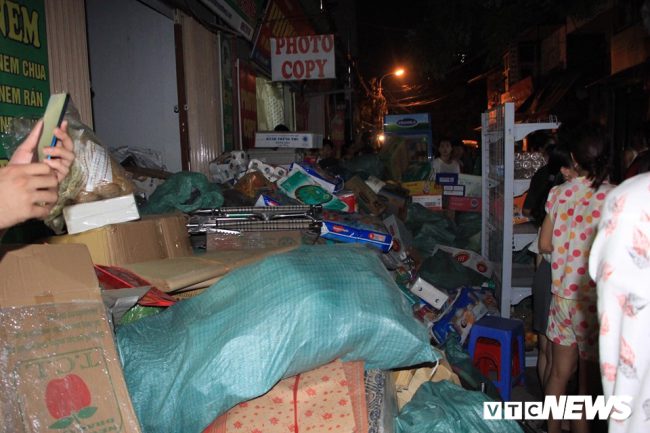 Tài sản của người dân được đưa đến vị trí an toàn đề phòng ngọn lửa bùng phát lớn hơn.