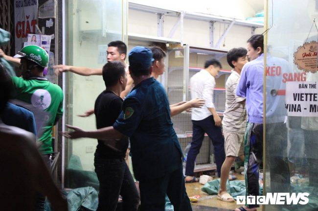 Không khí tất bật, khẩn trương, ai nấy đều mệt mỏi nhưng vẫn cố gắng di chuyển tài sản của gia đình.