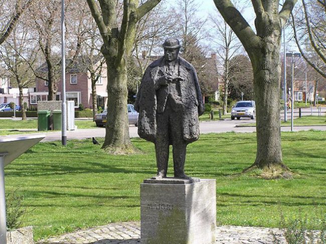 Nhân vật Maigret được dựng tượng tại thành phố Delfzijl, Hà Lan.