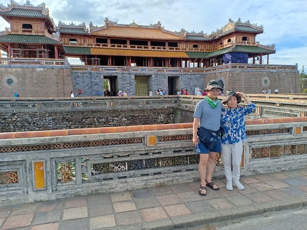 Các du khách châu Á chụp hình tại Đại nội, thành phố Huế. Ảnh: Nhân Tâm