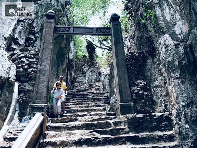 Đường lên núi, cũng là lối vào chùa Tam Thai. Có 2 lối vào Ngũ Hành Sơn và đây là lối thứ nhất.