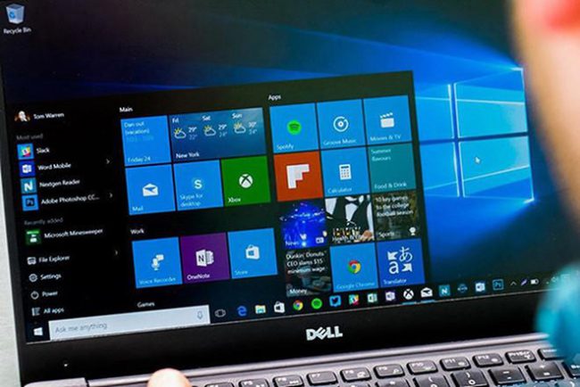 Bạn nên cập nhật Windows 10 ngay lập tức để vá các lỗ hổng bảo mật nghiêm trọng Ảnh: AFP