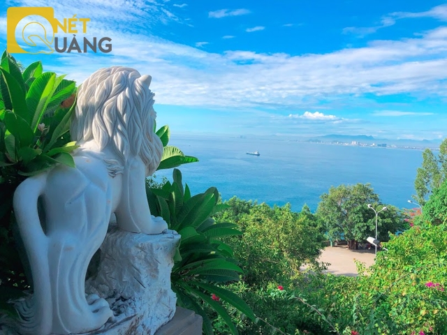 Không quá xa như Bà Nà hay đèo Hải Vân, chính khuôn viên chùa Linh Ứng – Bãi Bụt mới là nơi lý tưởng nhất để ngắm biển Đà Nẵng và toàn cảnh thành phố ở cự ly vừa đủ để người ta trầm trồ.