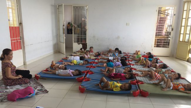 Sau bữa trưa, các bé sẽ ngoan ngoãn đi ngủ để 2 giờ chiều dậy học và vui chơi.