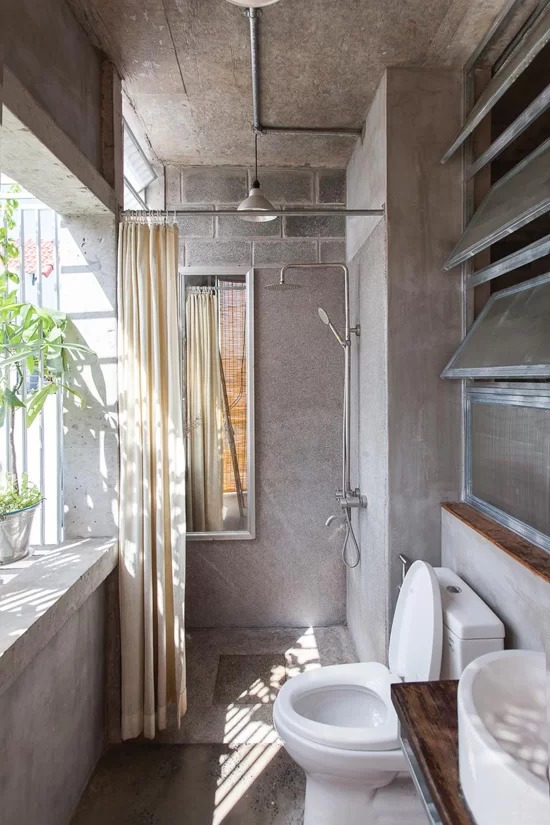 Khu vệ sinh và tắm được xoay ra ngoài, hướng về phía kênh nên luôn thông thoáng. Ngoài ra, nó còn góp phần tạo khoảng đệm cho không gian phòng ngủ phía trong với con đường bên ngoài.