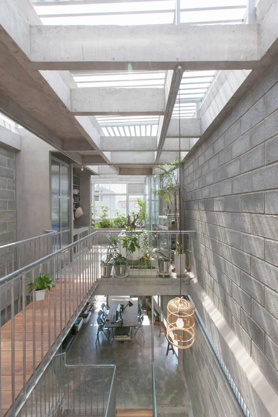 Mọi không gian trong nhà được hưởng lợi từ các góc nhìn vào khoảng trống trung tâm và hướng ra ngoài đường ở hai đầu của ngôi nhà.