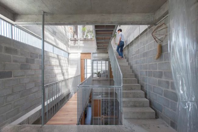 Từ tầng hai, không gian trong nhà được chia hai phần trước và sau, theo hai tính chất chung và riêng tư, nhờ lõi cầu thang và thông tầng bố trí ở giữa nhà.