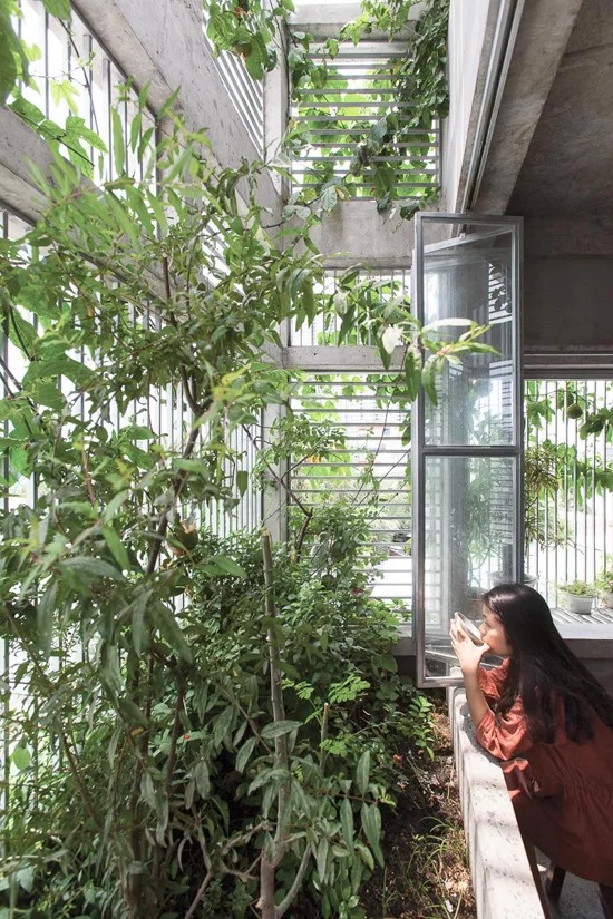 “Sống giữa đô thị sầm uất và ngột ngạt không có nghĩa là chúng ta phải đóng kín cửa. Ngược lại, chúng ta lại cần sự linh động và phóng khoáng trong thiết kế. Kiến trúc rỗng giúp công trình được hít thở, thay vì cưỡng bức trong bốn bức tường kín. Đó chính là sự đối thoại giữa con người, tự nhiên và xã hội”, nhóm thiết kế chia sẻ.