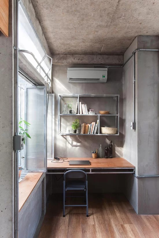 Để tạo vẻ tự nhiên và khỏe khoắn cho ngôi nhà, các vật liệu đều được để thô mộc, giữ lại màu nguyên thủy của bê tông, đá, gỗ (trừ sắt được sơn màu xám để hợp tông).