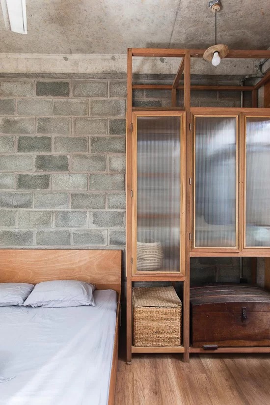 Phía sau là các không gian mang tính riêng tư như phòng ngủ khép kín của các gia đình nhỏ.