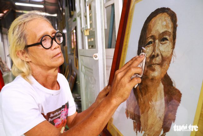 Những ngày mới bắt đầu làm tranh ông Bảy khắc họa chân dung cô Tuyết Nhung (người vợ quá cố) để tưởng nhớ cô.