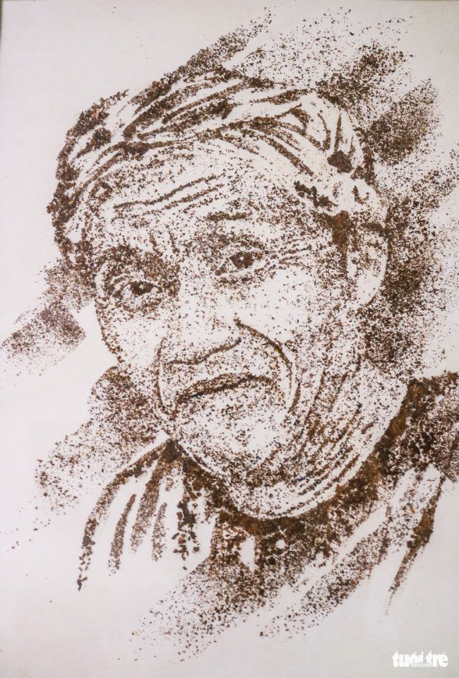 Chân dung danh hài Hoài Linh được làm từ vụn lá sen.