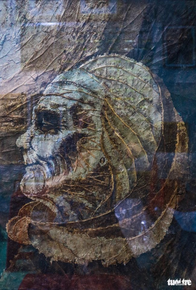 Tranh từ lá sen khắc họa mẹ Việt Nam anh hùng.