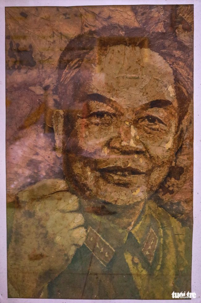 Chân dung Đại tướng Võ Nguyên Giáp được ông Bảy Nghĩa kết hợp giữa lá sen và vỏ tràm.