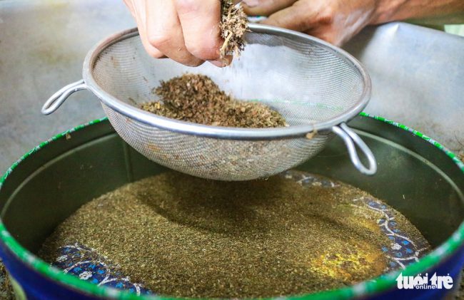 Phần vụn sen được sàng lại cho thật mịn.